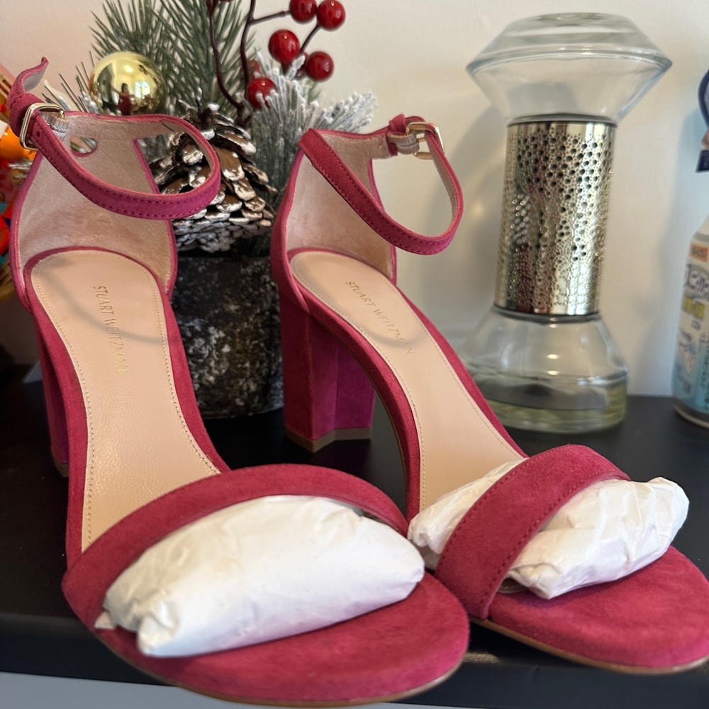 Brand new Stuart Weitzman ‘s Sandals